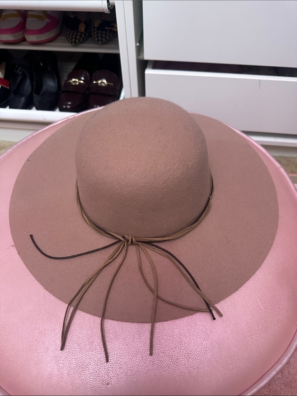 NWOT Wide Brim Wool Felt Hat in Dusty Rose with Tie Detail. Perfect for Fall!